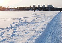 Kottlasjön vintertid. Höghusen vid Skärsätra i bakgrunden Foto: Januari 2010.