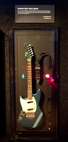 Guitare d'un modèle Fender Mustang utilisée par Kurt Cobain pour le clip de Smells Like Teen Spirit en exposition à l'Experience Music Project de Seattle.