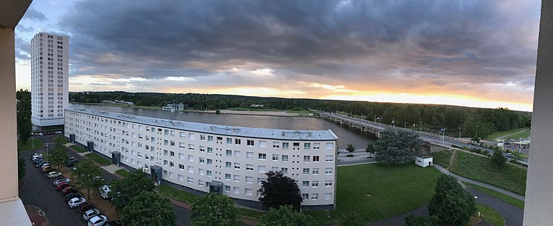 File:L'Allier et le quartier des Ailles, Vichy 2017-4.jpg