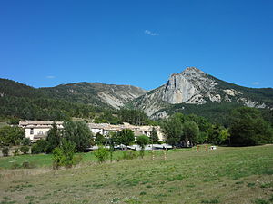 La Garde (Alpes-de-Haute-Provence), le village et le Rocher Saint-Martin.jpg