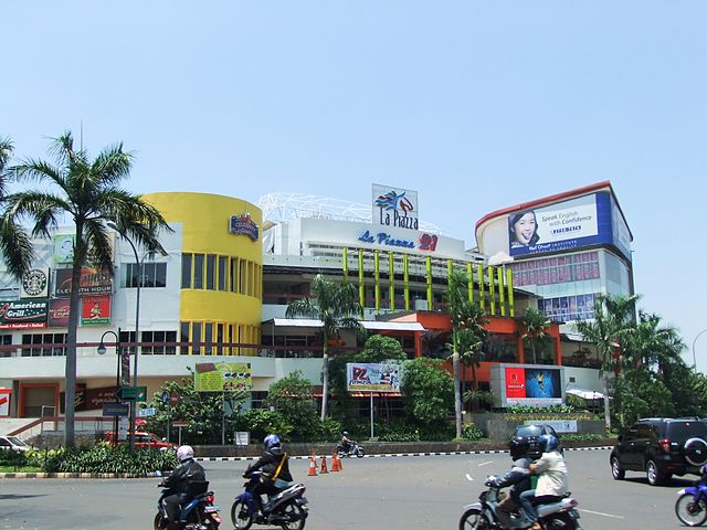 Exterior of La Piazza, which housed La Piazza 21 (later La Piazza XXI) in Jakarta, since closed and as of March 2023 being demolished
