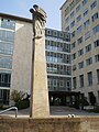 Verfassungssäule mit Genius, Oberlandesgericht Stuttgart, Vorplatz