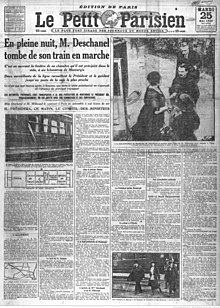 A preto e branco de um jornal, incluindo uma foto de um vagão de trem com uma janela de guilhotina aberta e uma cortina flutuante