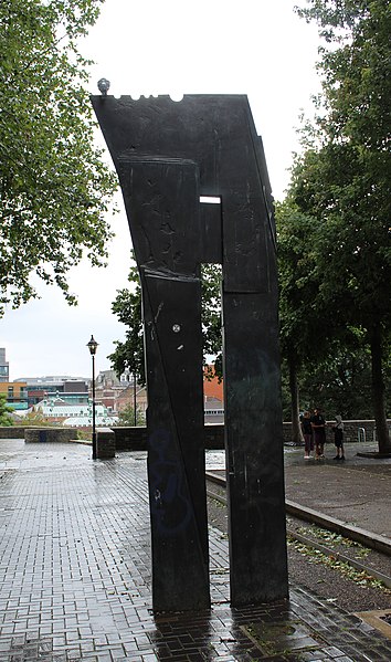 File:Lines from Within by Ann Christopher (1993) Castle Park Bristol.jpg