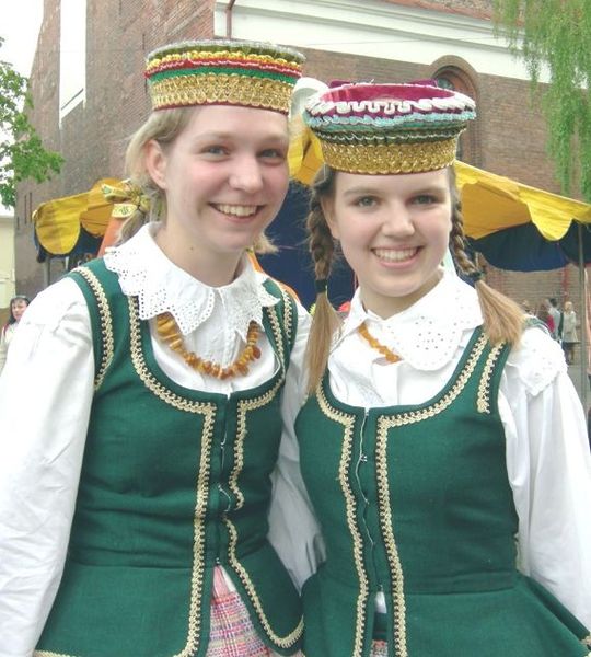 File:Lithuanian traditional headdress.jpg