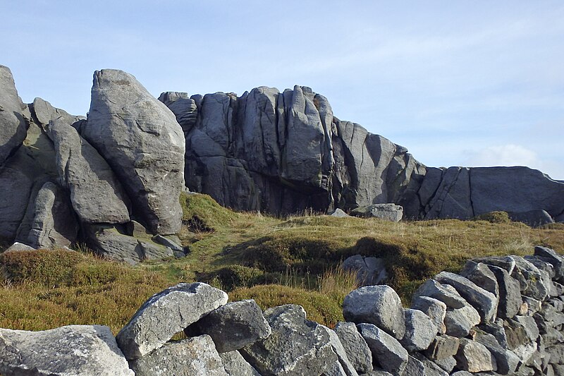 File:Little Simon's Seat - geograph.org.uk - 5154761.jpg