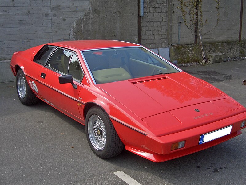 800px-Lotus_Esprit_1981-1987_frontright_2009-04-18_U.jpg