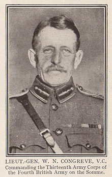 Imagen de retrato sepia de un hombre de mediana edad en uniforme del Estado Mayor británico.  Sambrown visible al igual que las lengüetas del cuello del Estado Mayor.  La imagen contiene una descripción identificativa en la base.