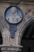 Medalló amb el bust de Lluís I a la plaça Major de Salamanca