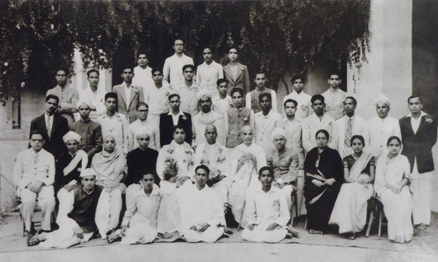 Group photograph of students of Maharaja's College (Class of 1929), featuring S. Srikanta Sastri, Kuvempu, AR Krishnashastry, RAK Sharma, and MV Seeth