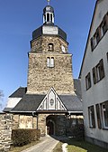 Maria-Magdalena-Kirche (mit Ausstattung) und Grabsteine an der Westfassade sowie Einfriedung des Kirchhofes