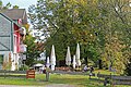 Biergarten mit Kapelle im Hintergrund