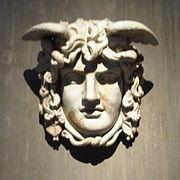 Gorgone Medusa dal Tempio di Venere e Roma (130 d.C.) nel Museo Romano-Germanico di Colonia.