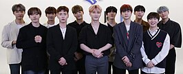 Omega X in juni 2021 (V.l.n.r. : Jaehan, Xen, Taedong, Hwichan, Hyuk, Hangyeom, Junghoon, Jehyun, Yechan, Kevin, Sebin)