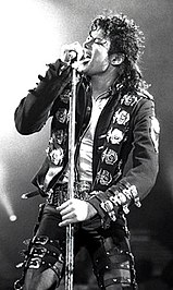 Michael Jackson interpreta Wanna Be Startin' Somethin' durante una tappa del Bad World Tour a Vienna