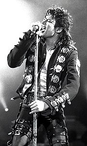 Michael Joseph Jackson foi um cantor, compositor e dançarino estadunidense. Apelidado de 
