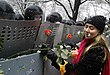 Дівчина прикрашає квітами щити спецпризначенців під час Помаранчевої революції в Києві, 1 грудня 2004