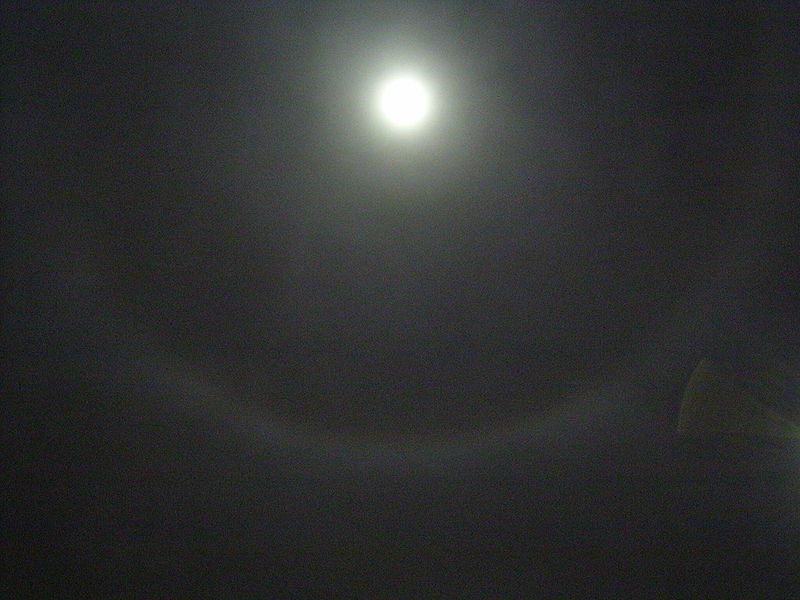 File:Moon-halo.jpg