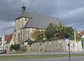 Moritzkirche von Südwesten. An der Stadtmauer die Konstante der Rheno-Saxonia Halle.