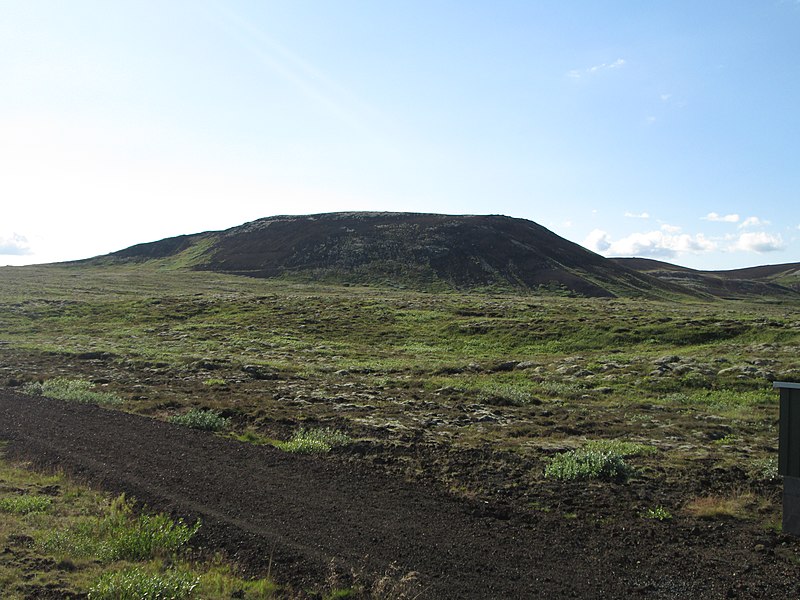 File:Mountain near Seyðishólar e.jpg