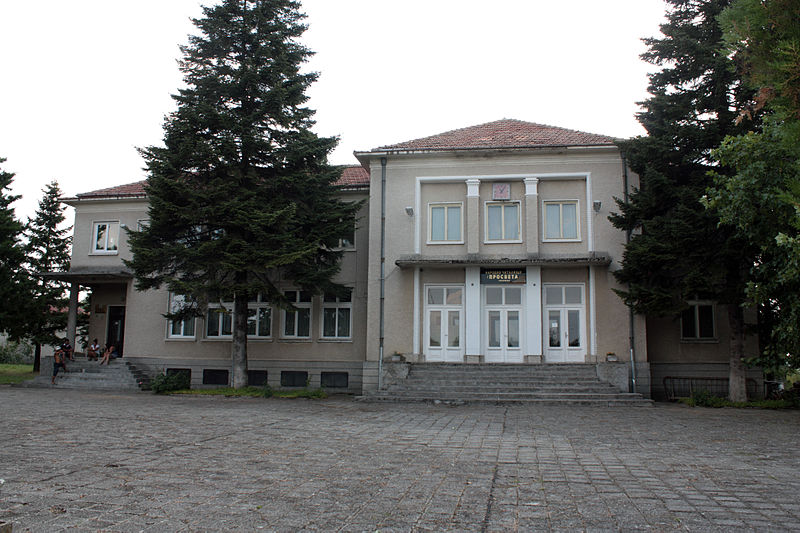 File:Municipality-house-and-chitalishte-in-Plakovo.jpg