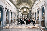 إحدى قاعات متحف الفاتيكان؛ إن مدينة الفاتيكان بحد ذاتها تعتبر قيمة ثقافيَّة كبرى.