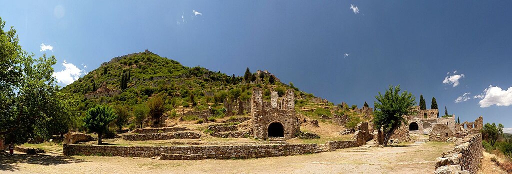 Blick von der Unterstadt auf Mittlere und Oberstadt zur Burg auf der Bergspitze. Mystras - Lower City