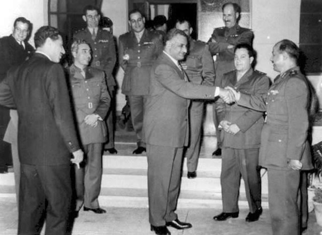 Nasser shaking hands with al-Bizri