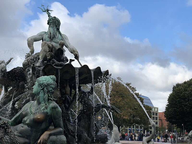 File:Neptunbrunnen 056.jpg