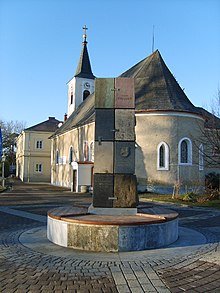 Europabrunnen mit der Pfarrkirche Oberwaltersdorf