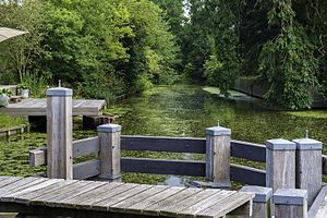 Uitmonding van het Kardingermaar in Onderdendam gezien vanaf de draaibrug. Rechts een stukje van het Boterdiep. Voorbij de draaibrug stromen Boterdiep en Kardingermaar in het Winsumerdiep.