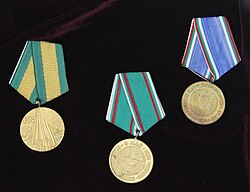 Medaile 30. výročí vítězství nad Německem (uprostřed)