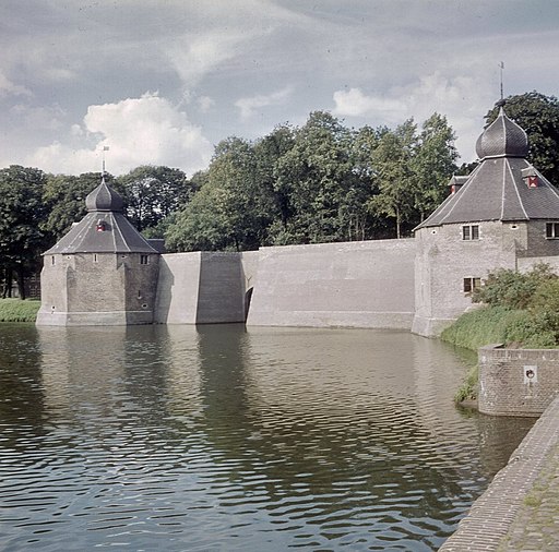 Overzicht Spanjaardsgat, vestingmuur met torens - Breda - 20372399 - RCE