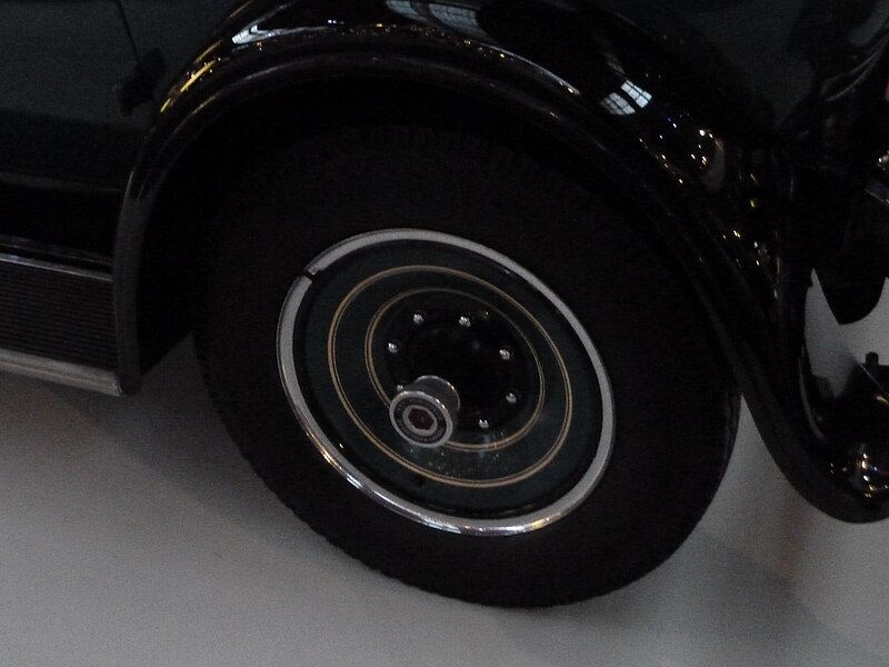 File:PACKARD EIGHT Model 443 series 4 1928 wheel.jpg