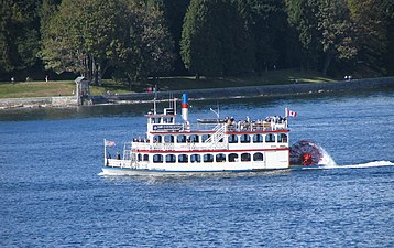 Lapátkerekes gőzhajó hátrafelé Vancouverben, Kanadában