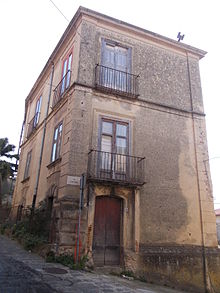 Palazzo Giffone, si trova vicino alla casa dei Morani.