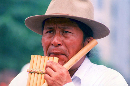 Indígena tocando una zampoña, antara o siku