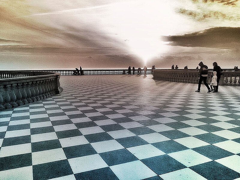 File:Passeggiata invernale a Terrazza Mascagni Livorno.jpg