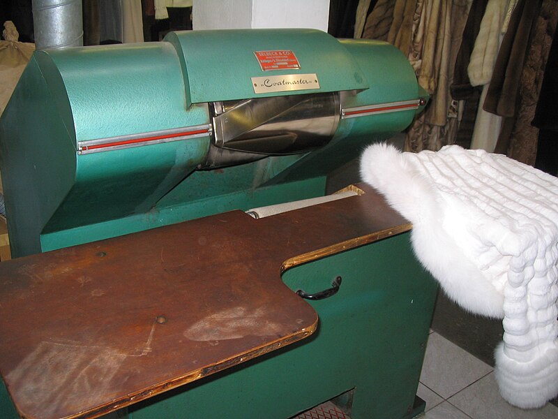 File:Pelzreinigung - Bügelmaschine Coatmaster a.jpg