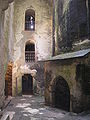 Binnenzaal van kasteel Pernštejn met rechts de ingang naar de crypte van Dracula in de film