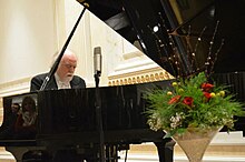 Peter Donohoe playing piano in Pristina in 2013. Peter Donohoe plays in 'Diar Hall' 2013.jpg