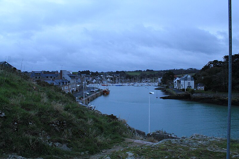 File:Pléneuf-Val-André - Dahouët - Entrée du port vers la ville (soirée).jpg