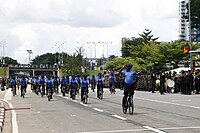 Les policiers à vélo au défilé de la fête nationale du Cameroun à Douala.