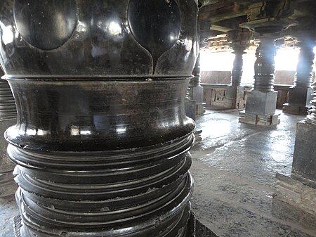 Fail:Polished finish to lathe turned pillar in Veeranarayana temple at Belavadi.jpg