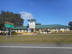 Florida Eyalet Yolu 559'dan görüldüğü gibi Polk City Hükümet Merkezi