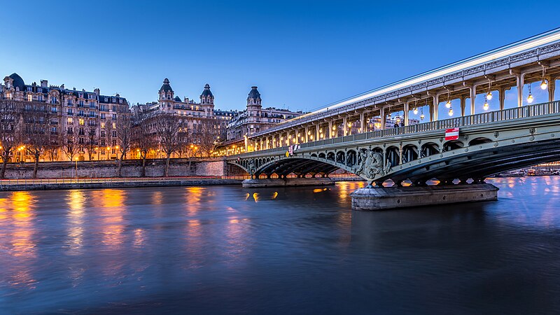 File:Pont de Bir-Hakeim at night, Paris 3 February 2019.jpg