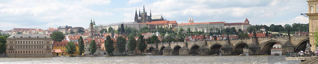 Panoramatický pohled na Pražský hrad a Karlův most