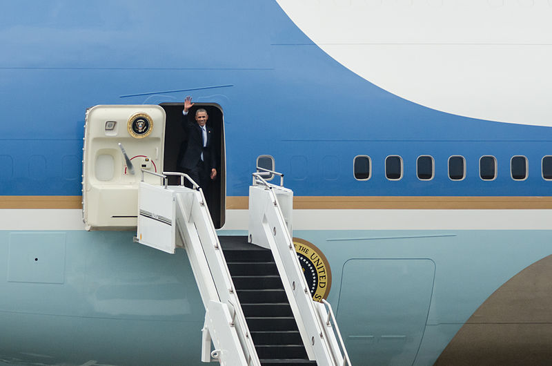 File:President Obama arrives at Kentucky Air Guard Base 150402-Z-VT419-059.jpg