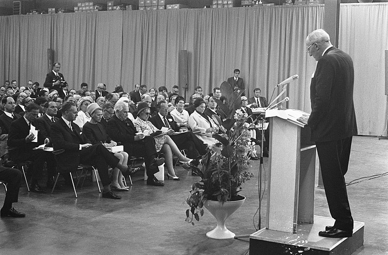 File:Prins Bernhard opent AEG gebouw in Amsterdam Slotervaart, Bestanddeelnr 922-4640.jpg