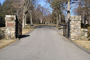 Putnam_Cemetery_Entrance_800.jpg